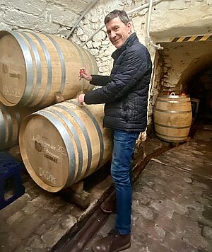 Martin Schwarz im Weinkeller bei der Fassprobe des Weißburgunders